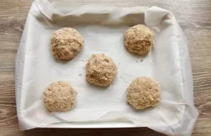 Divide the mass into equal parts and roll in breadcrumbs. Spread on a baking sheet lined with baking paper.