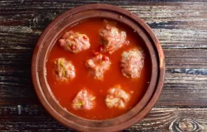 Pour the cutlets with the sauce and place in the oven for 45-50 minutes. Set the temperature to 190 degrees.