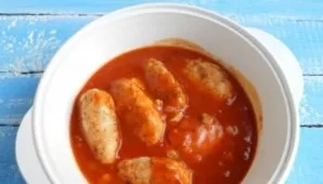 Add meatballs to the sauce. Simmer another 7-8 minutes under the lid or send it to the oven for 15 minutes, temperature 180 degrees.