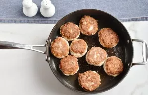 Fry the cutlets in a pan heated in oil, on one side over high heat until golden brown.