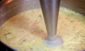 Mash the vegetables with an immersion blender until the consistency of the soup is smooth.