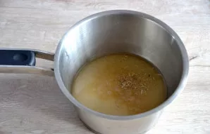 Put a pot with sugar, water and agar on the fire, add chopped lavender flowers, bring to a boil, boil for 2 minutes.