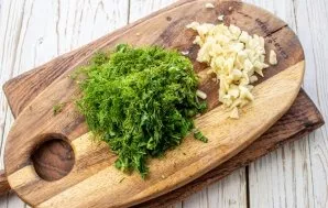 Finely chop the garlic and herbs.