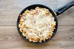 Grate the cheese on a medium grater and sprinkle the pasta with stew. Remove the pan from the heat, cover with a lid and leave for 5 minu...