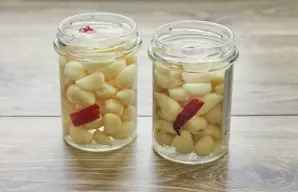 Add vinegar, bring to a boil and pour over garlic. When pouring liquid, leave 2 centimeters from above.