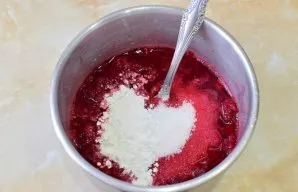 While the dough rises, prepare the raspberry filling. Raspberries are mixed with sugar, starch and flour. Add a little water. While stirr...