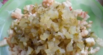 Salt the contents of the bowl and sprinkle with pepper. Season with lemon juice and wine vinegar and finely chopped herbs. Mix everything...