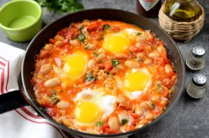 With a spoon, make small holes in which you will beat the eggs. It is advisable to cover the pan with a lid so that the eggs are fully co...