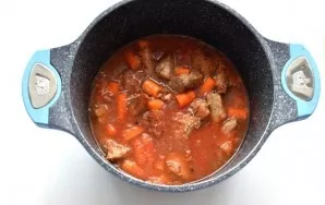 Pour the grated tomatoes, add a pinch of sugar, salt.