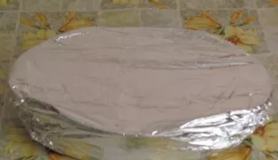 Now we wrap the form tightly with foil on all sides and put it for an hour in an oven preheated to 225 degrees. After half an hour, it is...