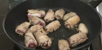 Heat the pan and add some oil. Over high heat, fry all your fingers until golden brown, constantly turning over so that all the juice doe...