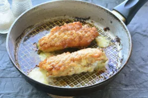 Fry the rolls in a pan with oil, first over high heat for 2-3 minutes, then reduce the flame and fry under the lid for another 15-20 minu...