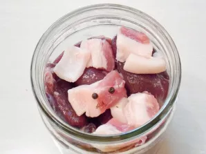 Put the remaining fat in the jars and add black pepper.