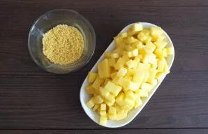 Rub the millet with your hands so that there is no bitterness. Cut the potatoes into cubes in 2 cm.