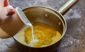 Pour the soup into a saucepan, pour in the cream.