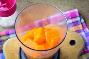Put the pumpkin with the liquid in a blender bowl and pour in the orange juice.