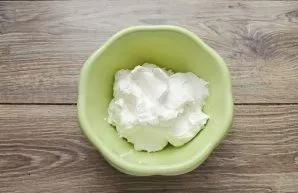 Put cottage cheese in a bowl, pour cream and add powdered sugar. Beat for 3 minutes until fluffy.