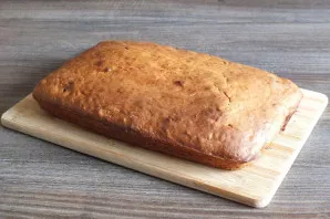 Remove the cake from the mold and put it on the board. Cool and serve.