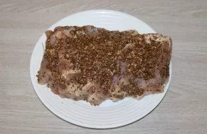 Rub the meat well on all sides with spices.