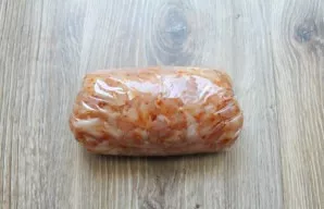 Form a sausage from the chicken mass and wrap it in a baking sleeve.
