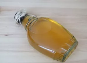 Pour the liqueur into the bottle, close it and put it in the refrigerator for a day.