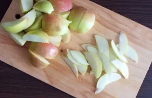 Clean the apple seeds. Cut into thin slices.