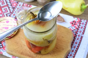 Pour vinegar. If there is room left in the jar, pour a couple of tablespoons of boiling water.