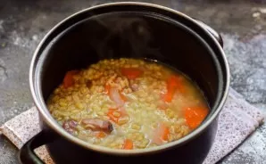 At the end of cooking, add salt, pepper and dried garlic to the soup.
