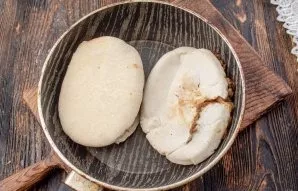 Put the pita filled with mushrooms on a preheated pan and fry for 1-2 minutes on each side.