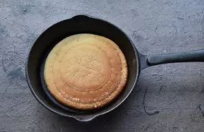 When the glossy dough on top becomes matte and becomes covered with a large number of bubbles, turn the pancake over and fry on the other...
