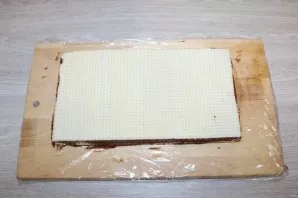 Cover with another sheet and coat with cream.