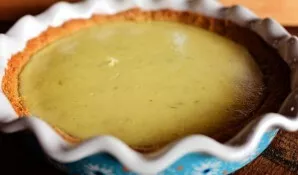 When the cake has cooled well, you can proceed to the final stage.