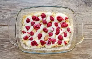 Divide half of the raspberries over the mascarpone.
