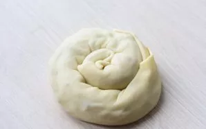 Roll the dough into a roll and roll it into a snail shape.