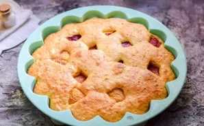 Bake the cake in the oven for 40 minutes at a temperature of 180 degrees.