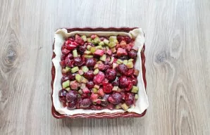 Put most of the dough in the baking dish and make the edges. Mix the filling and place on top of the dough.