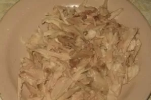 Remove the meat from the bones, cut into small pieces.