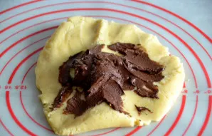 Add the cocoa mass to one piece and mix it into the dough until smooth.