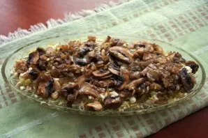 The next layer is fried mushrooms with onions. Spread mayonnaise on top.