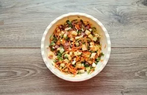 Salt the salad, add mayonnaise and mix everything.