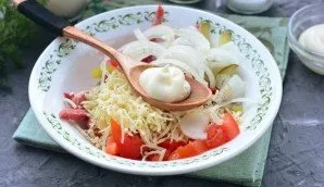 Add mayonnaise, salt, black pepper to taste. Stir.