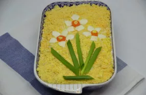 To decorate the salad, leave one egg, cut the petals of the 'narcissus' from the protein quarters, from the top circle of the boiled carr...