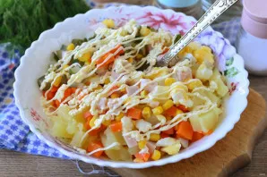 Salt and pepper to taste, pour in mayonnaise and mix.