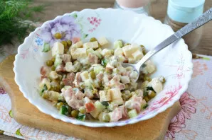 Stir and the salad is ready.