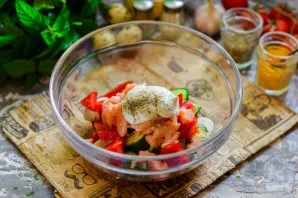 Add thick Greek yogurt to the salad, add salt, pepper, mix everything.