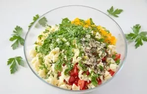 Add chopped greens and cheese. I had mozzarella cheese, I just crushed it with my hands, but any other can be cut into cubes like vegetab...