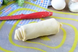 Roll the puff pastry into a tube.