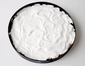 Put the egg whites on top of the apples and bake at 150 degrees for 15 minutes.