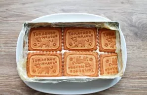 Add another layer of cookies and press a little to the cream.