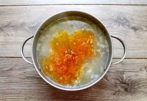 After boiling the potatoes, put the fried vegetables in a saucepan. Add salt and pepper to taste, mix everything and simmer for 5 minutes.